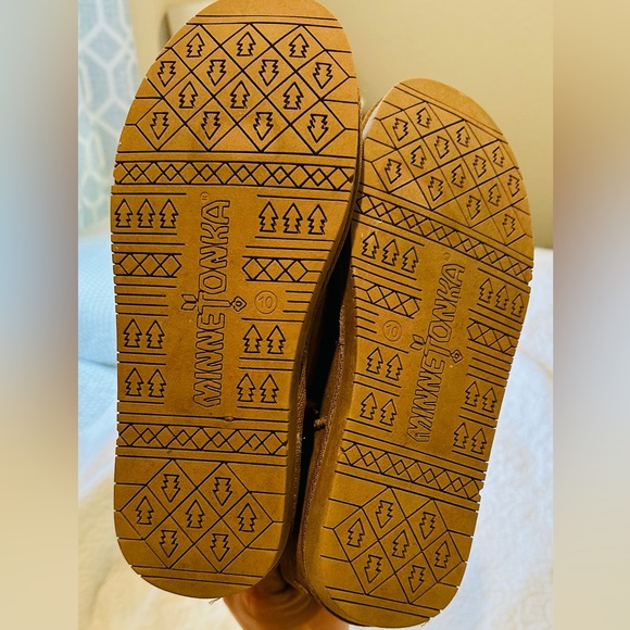 Minnetonka women’s Olympia Boots | Ugg like boots - Picture 7 of 10